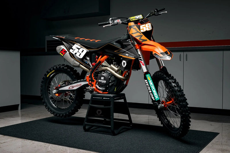 Individuelles KTM Motocross-Dekor-Kit an einem Motorrad