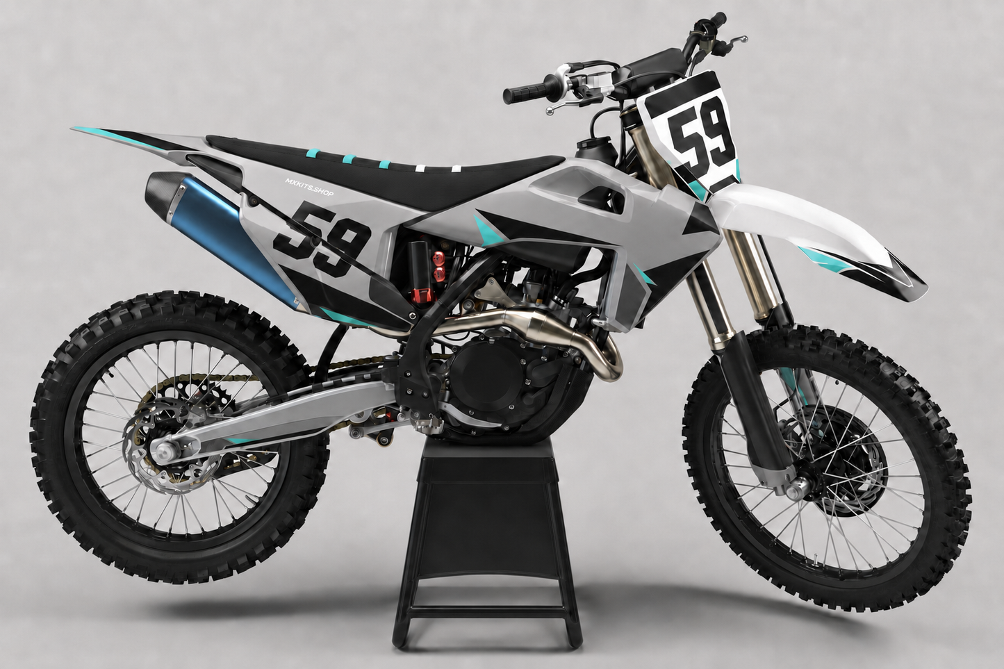 Grau-schwarz-aquafarbenes Husqvarna-Motocross-Dekor mit Startnummer 59 an einem Motorrad auf schlichtem schwarzem Ständer