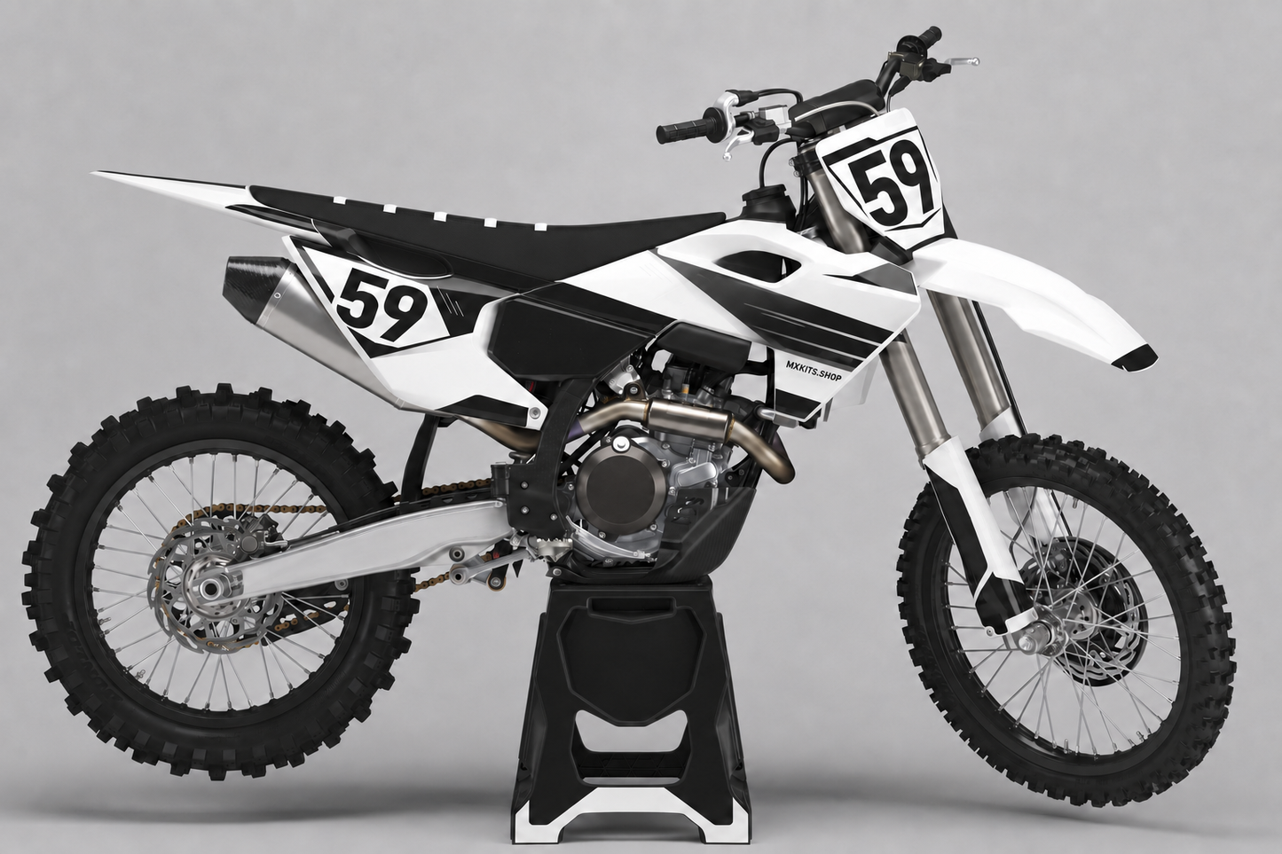 Schwarz-weiß-graues Husqvarna-Motocross-Dekor mit Startnummer 59 auf der vorderen Startnummerntafel und dem hinteren Seitenteil