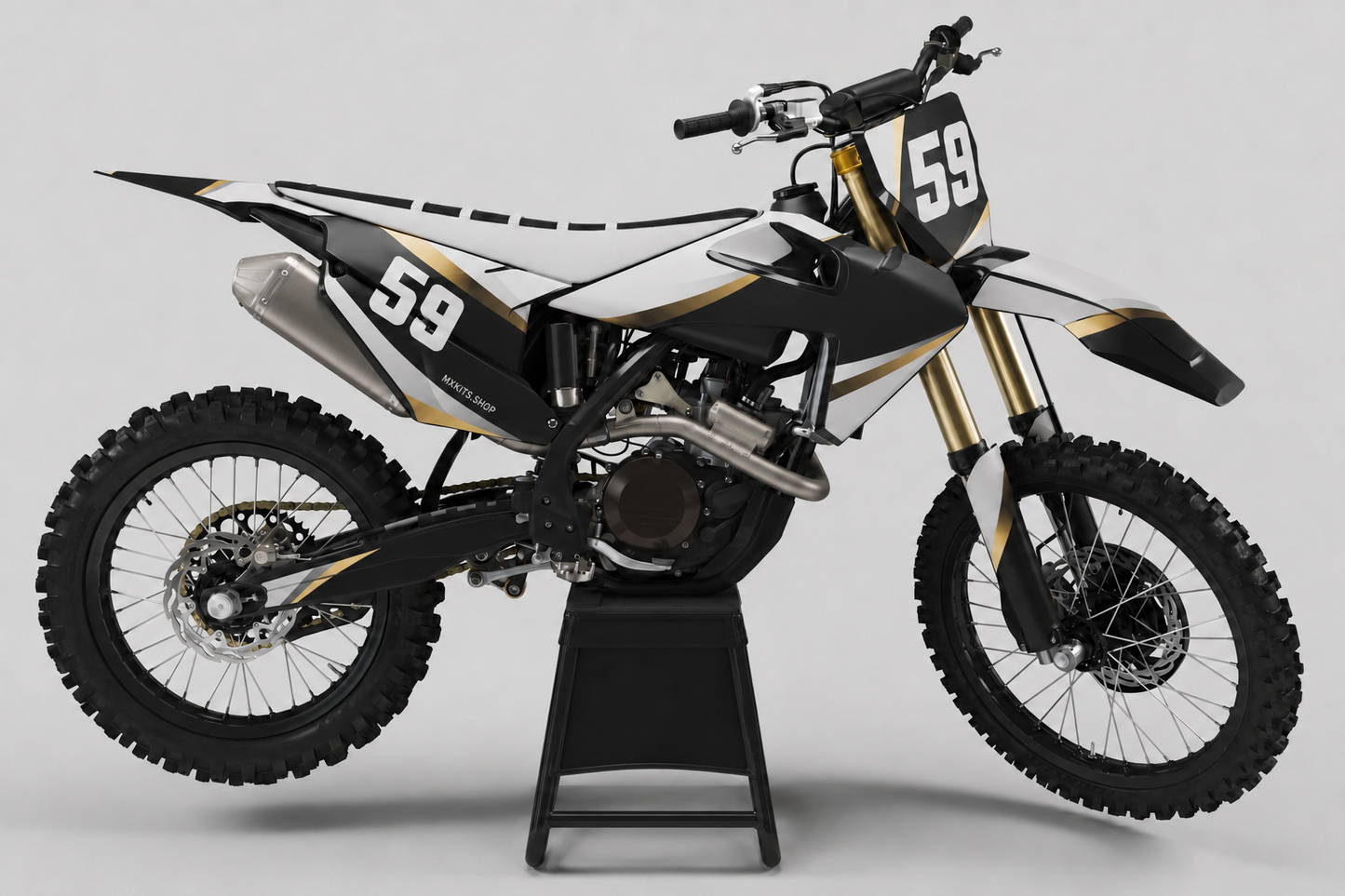 Schwarz-weißes Husqvarna-Dekor mit gedecktem Gold und Startnummer 59 an einem Motocross-Motorrad auf mattschwarzem Ständer