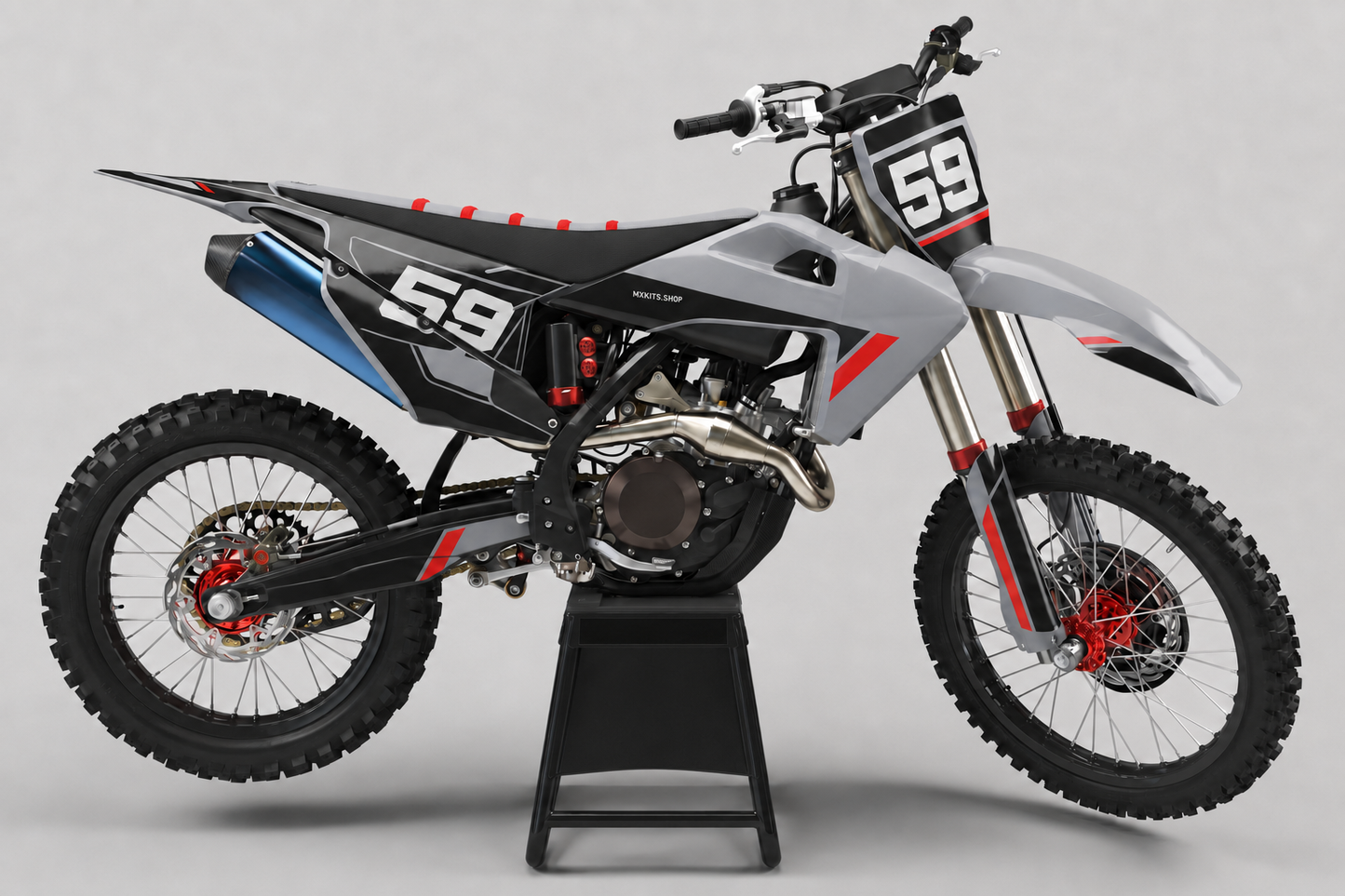Graues, schwarzes und rotes Husqvarna Motocross-Dekor-Kit mit Startnummer 59 und MXKITS.SHOP-Schriftzug an einem im Studio präsentierten Motorrad
