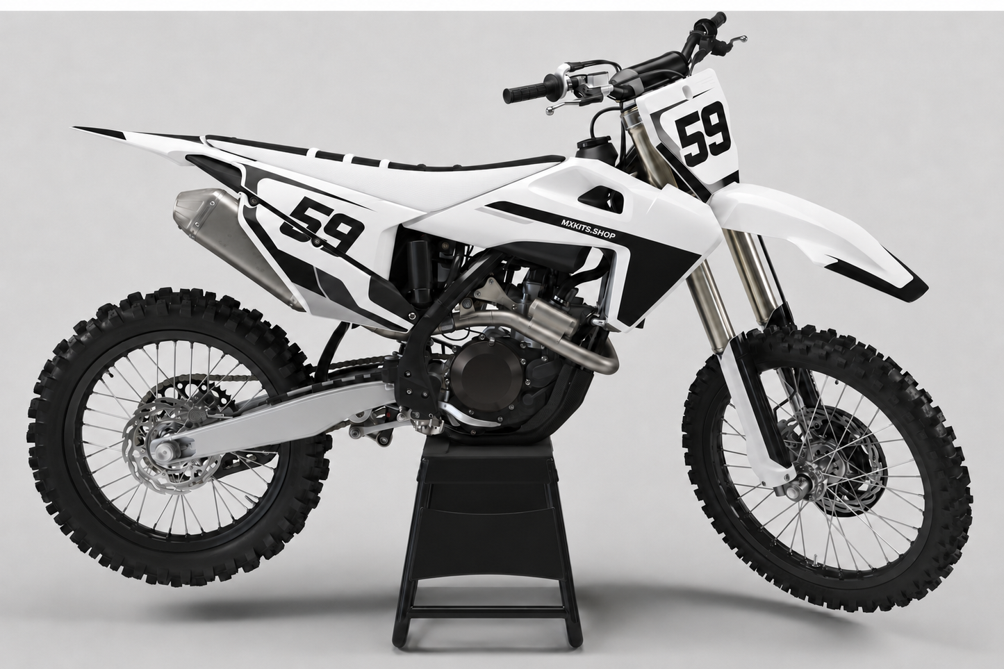 Monochromes weiß-schwarzes Husqvarna-Motocross-Dekor mit Startnummer 59 und Verkleidungsteilen mit scharfen Schnittlinien auf schwarzem Ständer