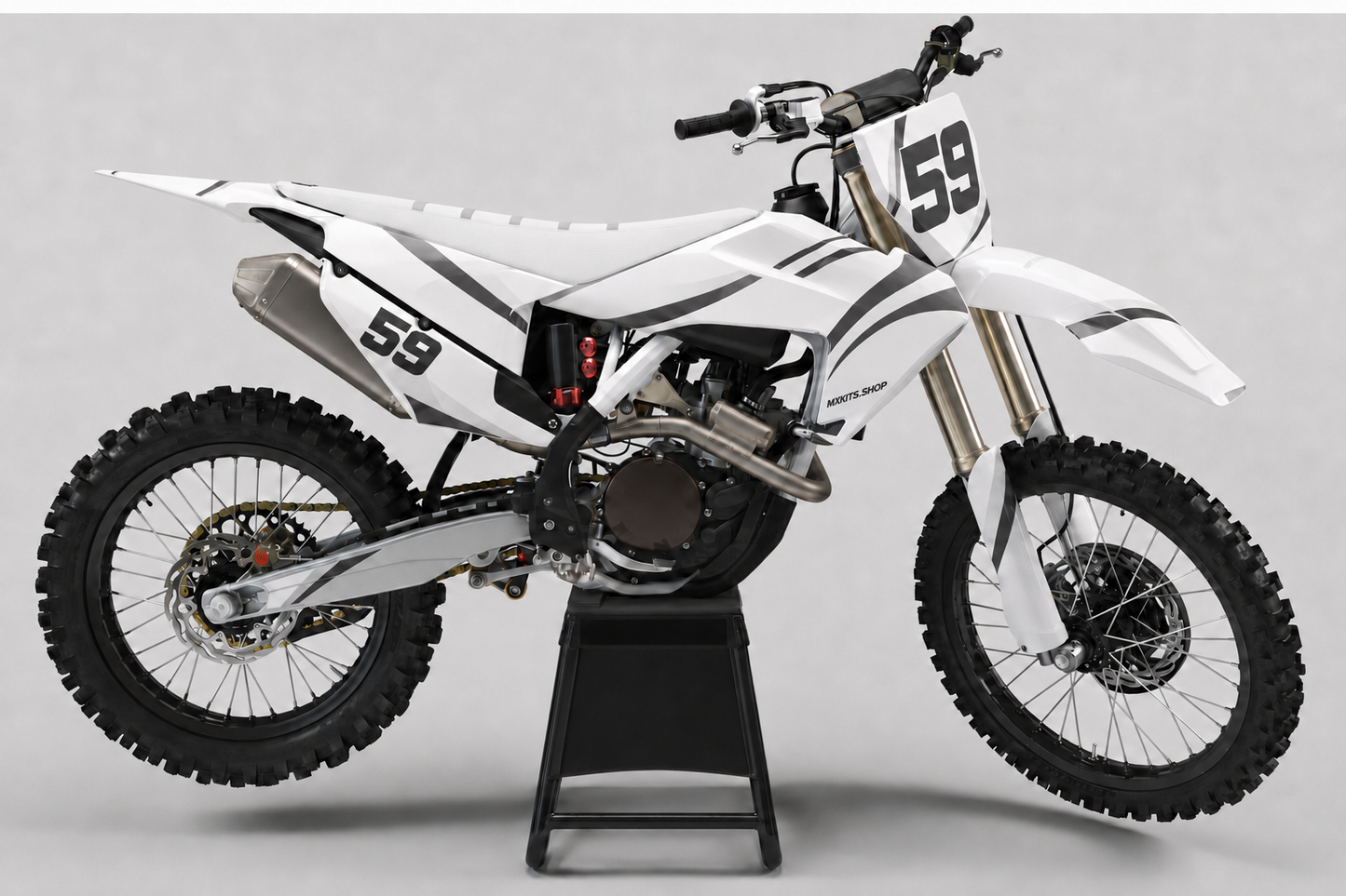 Weißes, silbernes und graues Husqvarna-Motocross-Dekor mit Startnummer 59 auf den vorderen und hinteren Startnummerntafeln
