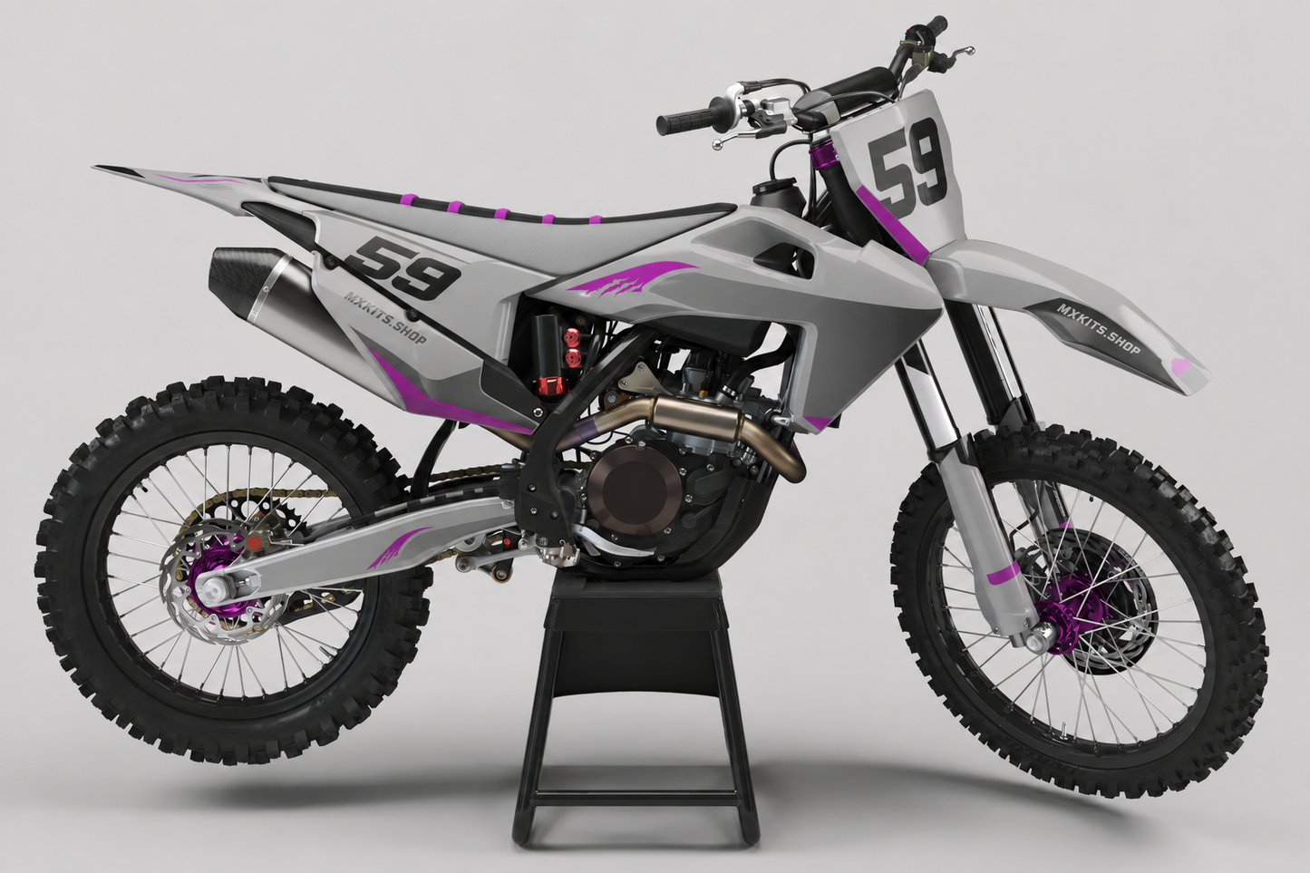 Silberfarbenes, graues und magentafarbenes Husqvarna Motocross-Dekor mit Startnummer 59 und markanten Streifendetails
