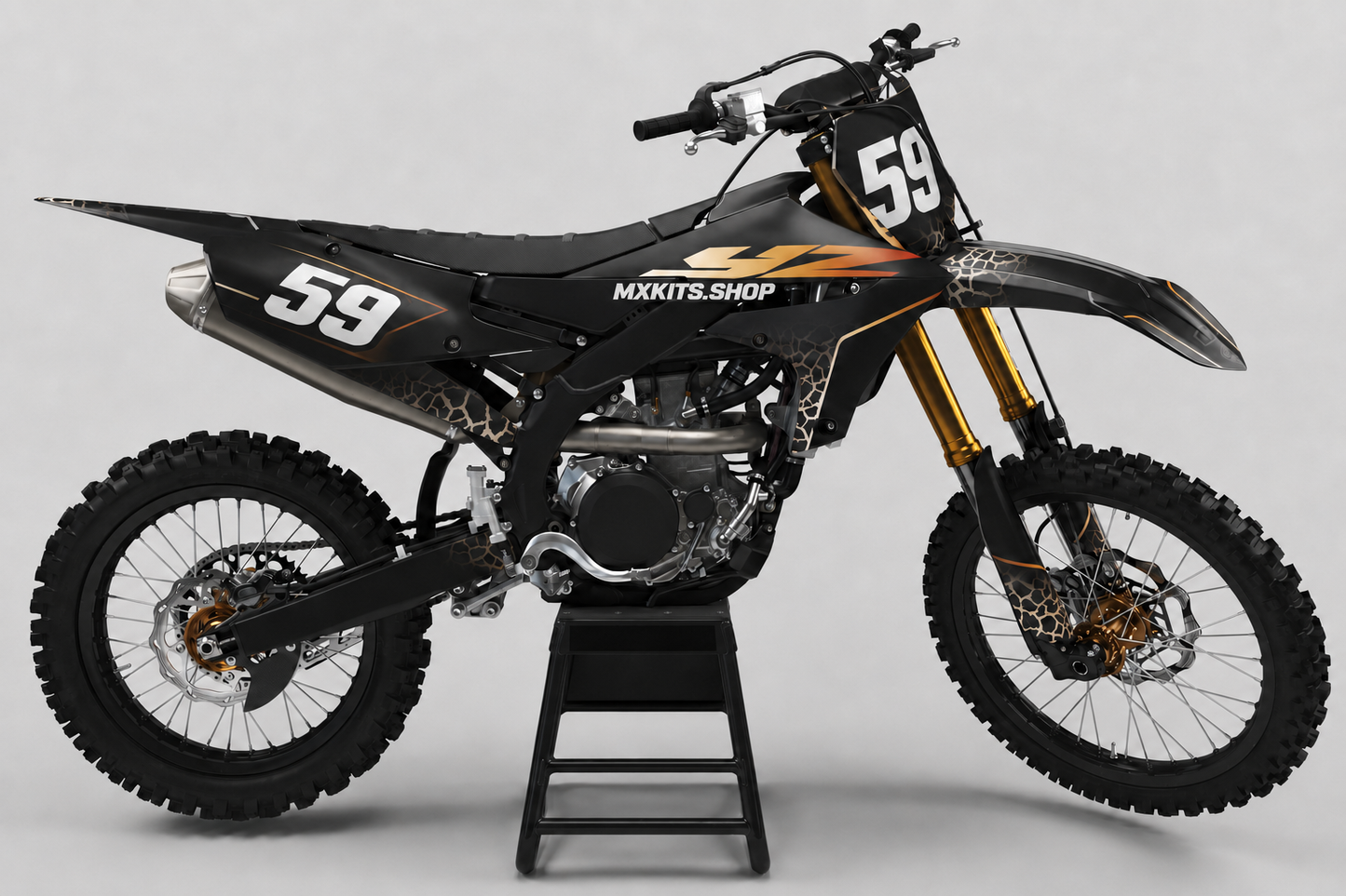 Mattschwarzes Yamaha Motocross-Motorrad mit bronzefarbenem Motocross-Dekor im Rissmuster und Startnummer 59