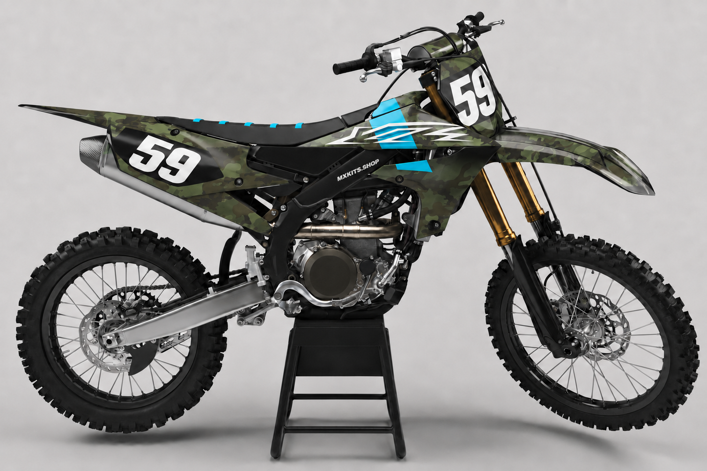 Individuelles Yamaha-Dekor-Kit in olivgrünem Camouflage, Weiß und Türkis mit Startnummer 59 und einem einzelnen MXKITS.SHOP-Schriftzug