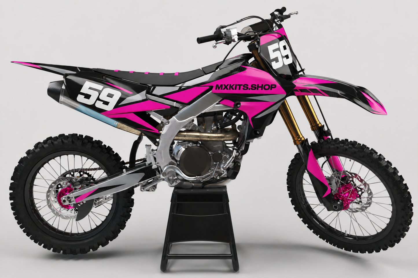 Yamaha-Motocross-Motorrad in Schwarz, Grau und kräftigem Pink ohne Sponsorenlogos mit Dekor „Fuchsia Carbon“, MXKITS.SHOP-Logo und Startnummer 59