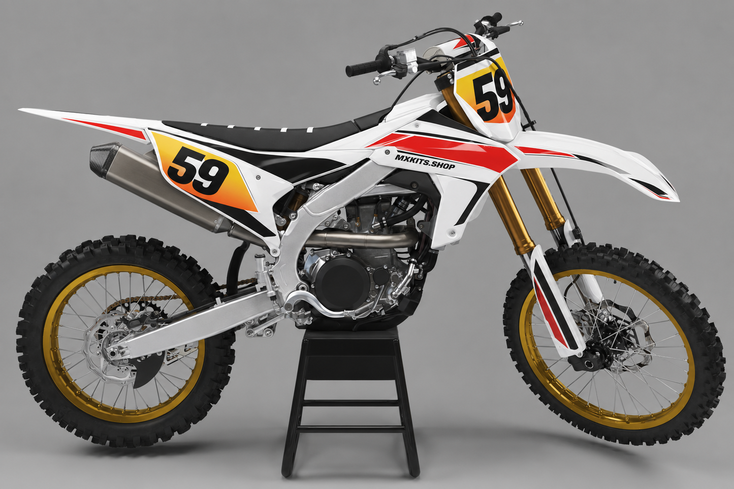 Yamaha Motocross-Motorrad ohne Sponsorenlogos in Weiß, Rot, Gelb und Schwarz mit dem Motocross-Dekor „Golden Relay“, MXKITS.SHOP-Schriftzug und Startnummer 59
