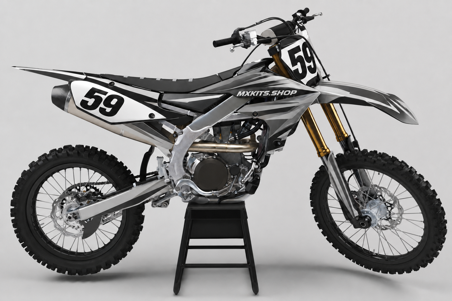 Yamaha Motocross-Motorrad ohne Sponsorenlogos in Schwarz, Anthrazit, Grau und Weiß mit dem Motocross-Dekor „Graphite Rift“, MXKITS.SHOP-Schriftzug und Startnummer 59