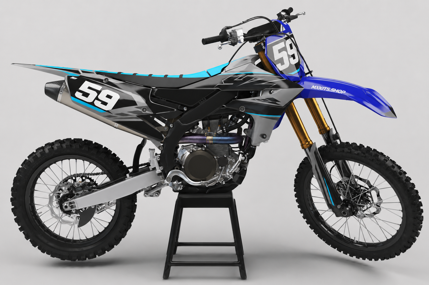 Anthrazitfarbenes Yamaha-Motocross-Motorrad ohne Sponsorenlogos mit grau-blau-cyanfarbenem Graphite-Tide-Dekor, MXKITS.SHOP-Logo und Startnummer 59