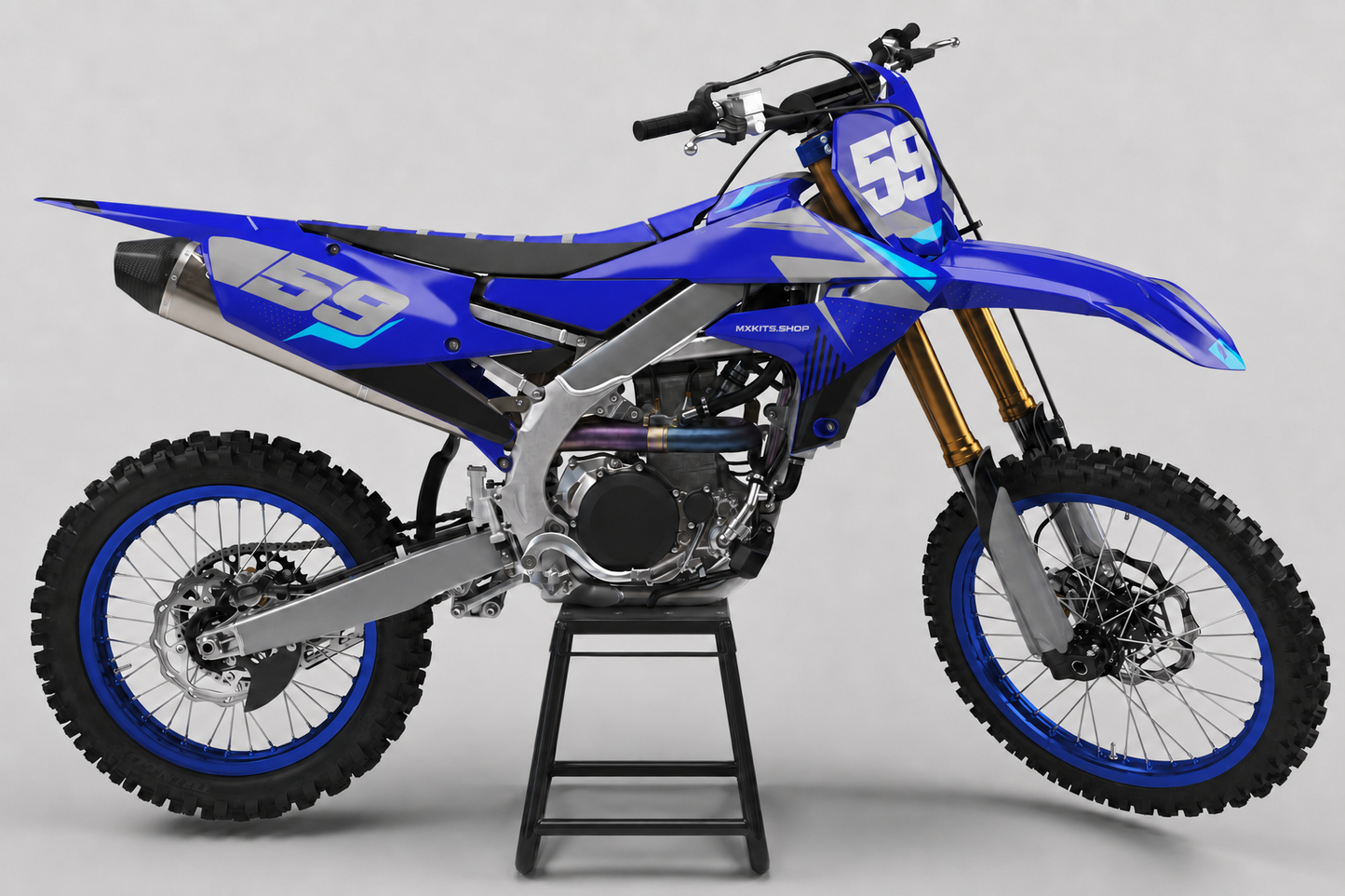 Indigoblau-silbernes Yamaha-Motocross-Motorrad ohne Sponsorenlogos mit cyanfarbenem Dekor „Indigo Alloy“, MXKITS.SHOP-Logo und Startnummer 59