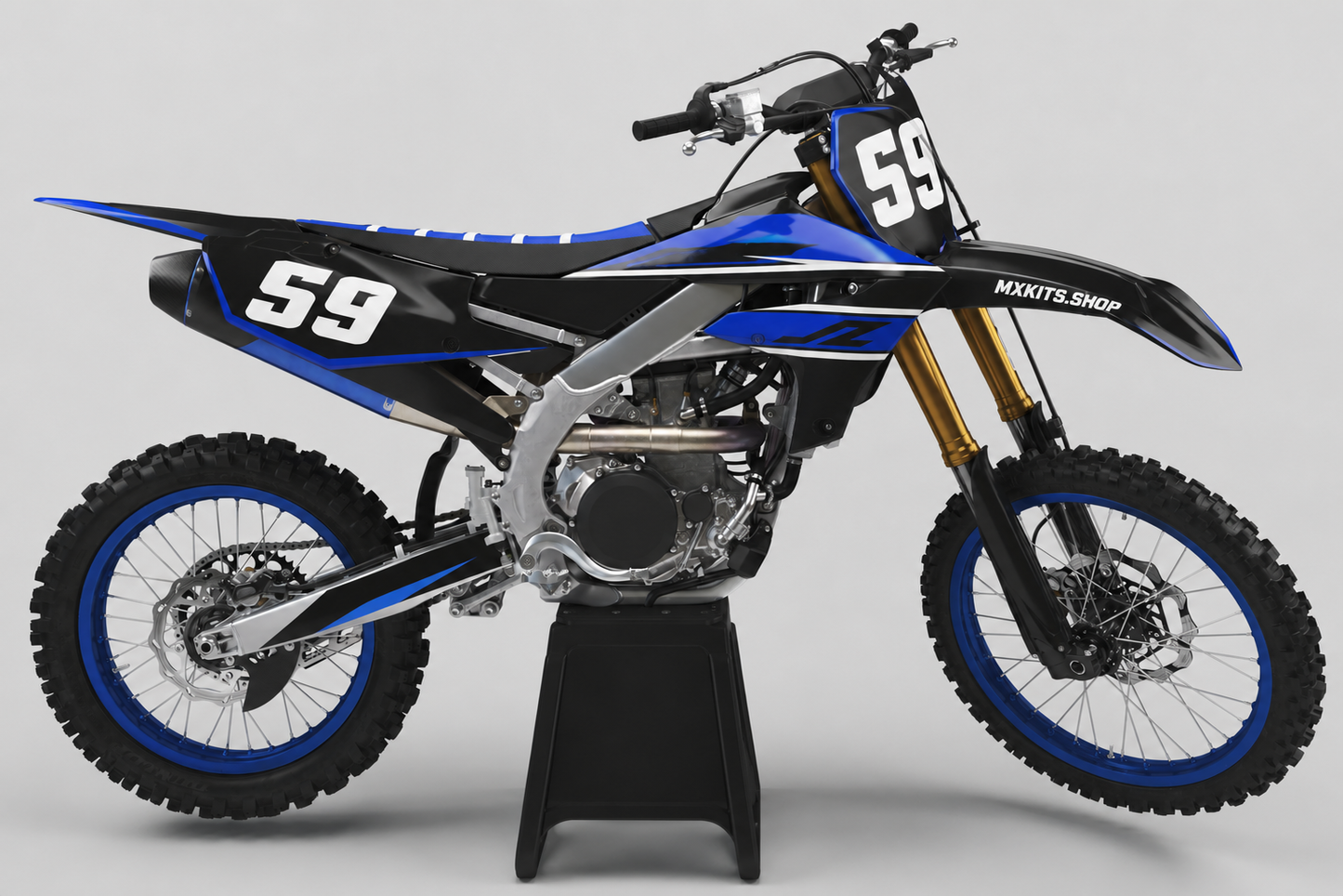 Schwarzes Yamaha-Motocross-Motorrad ohne Sponsorenlogos mit dunkelblau-weißem Indigo-Forge-Dekor, MXKITS.SHOP-Logo und Startnummer 59