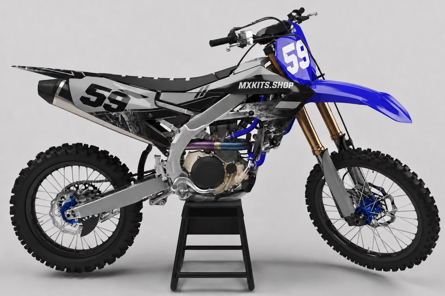 Yamaha Motocross-Motorrad ohne Sponsorenlogos mit dem Motocross-Dekor „Midnight Marble“ in Blau, Silber, Schwarz und marmoriertem Grau, MXKITS.SHOP-Schriftzug und Startnummer 59
