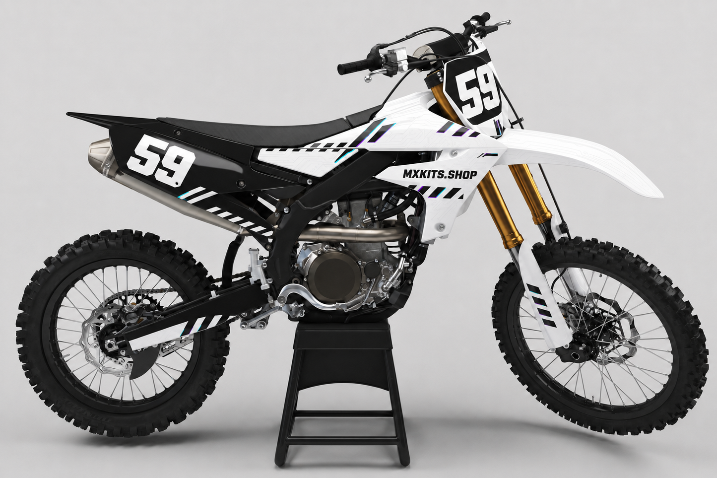Yamaha Motocross-Motorrad ohne Sponsorenlogos in Weiß und Schwarz mit dem Motocross-Dekor „Monochrome Circuit“, MXKITS.SHOP-Schriftzug und Startnummer 59