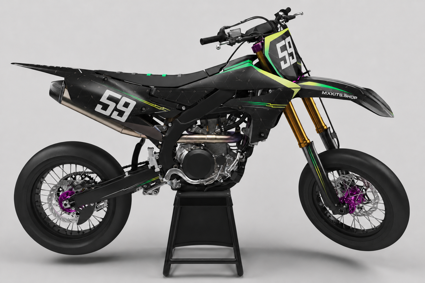 Schwarzes Yamaha-Supermoto-Motorrad ohne Sponsorenlogos mit limettengrün-violettem Neon-Eclipse-Dekor, MXKITS.SHOP-Logo und Startnummer 59