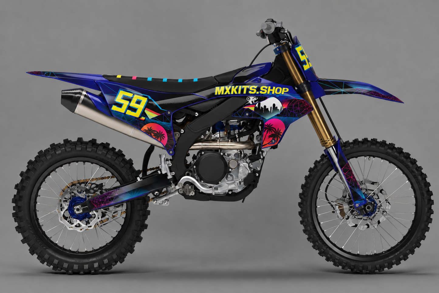 Dunkelblaues Yamaha-Motocross-Motorrad ohne Sponsorenlogos mit tropischem Neon-Dekor, MXKITS.SHOP-Logo und Startnummer 59