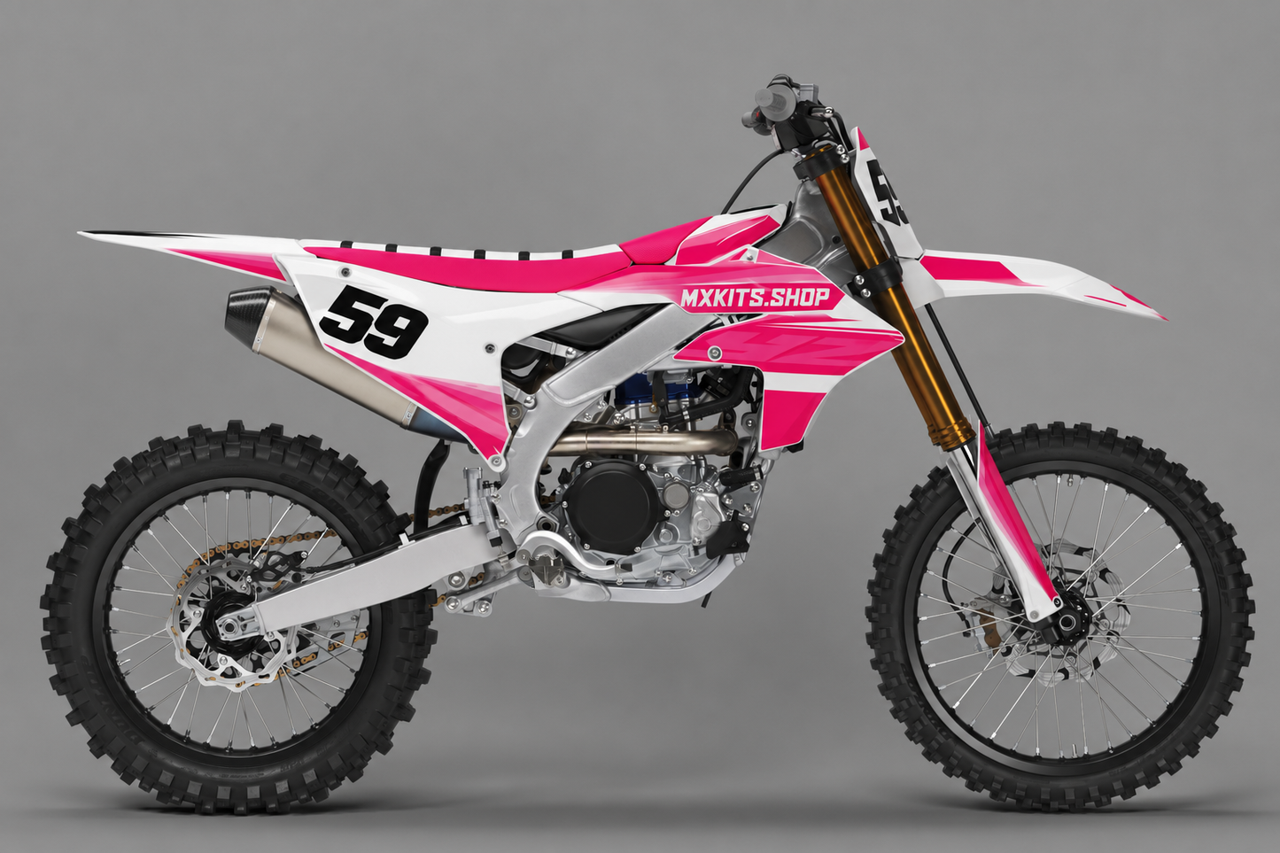Yamaha-Motocross-Motorrad in Weiß und leuchtendem Pink ohne Sponsorenlogos mit Dekor „Pink Horizon“, MXKITS.SHOP-Logo und Startnummer 59