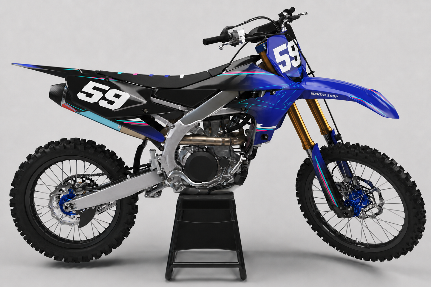 Sponsorfreies Yamaha Motocross-Motorrad in Blau und Schwarz mit Polar Circuit Akzenten in Cyan und Pink, MXKITS.SHOP-Schriftzug und Startnummer 59