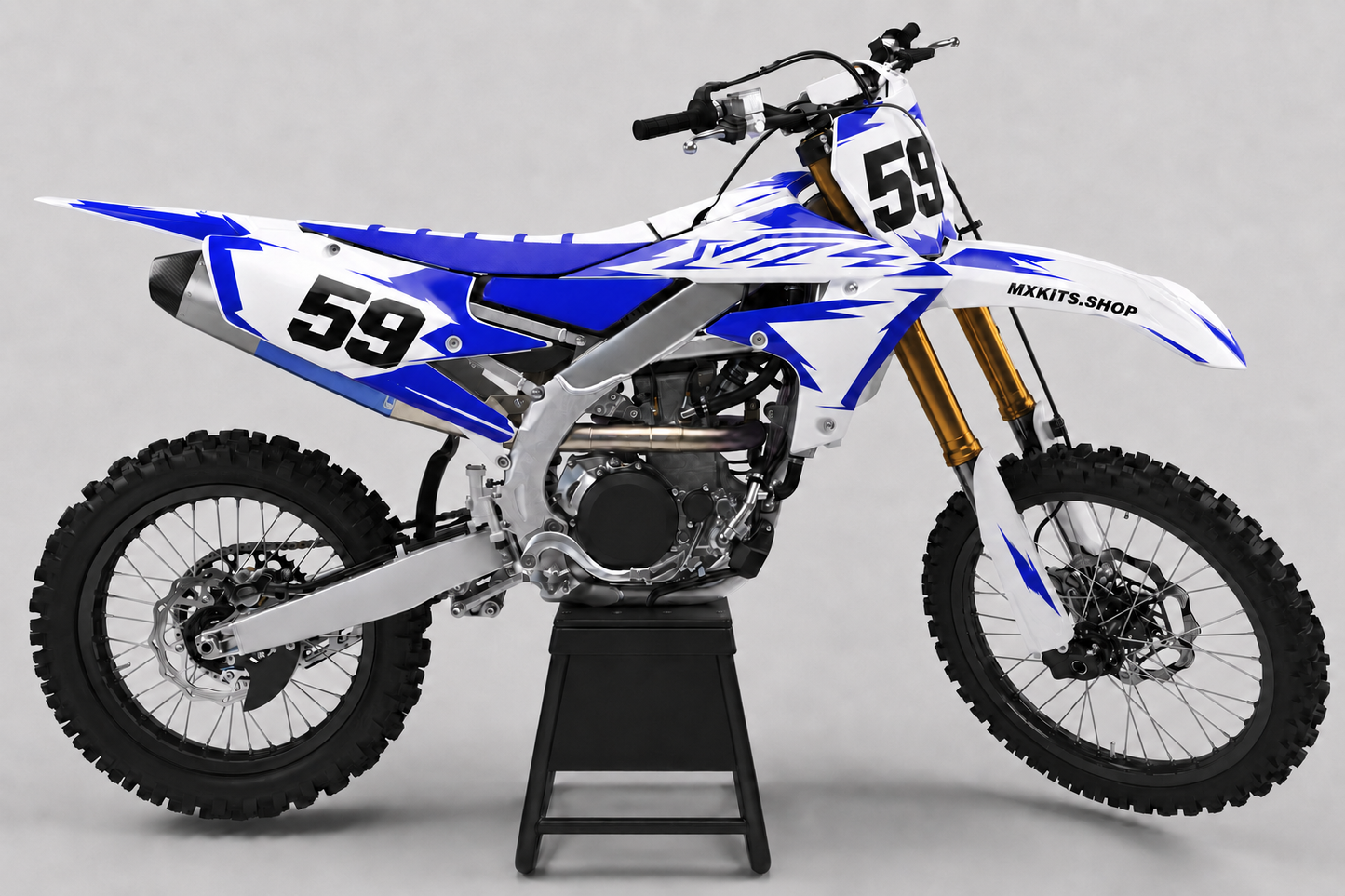 Weißes Yamaha-Motocross-Motorrad ohne Sponsorenlogos mit königsblauem Polar-Slash-Dekor, MXKITS.SHOP-Logo und Startnummer 59