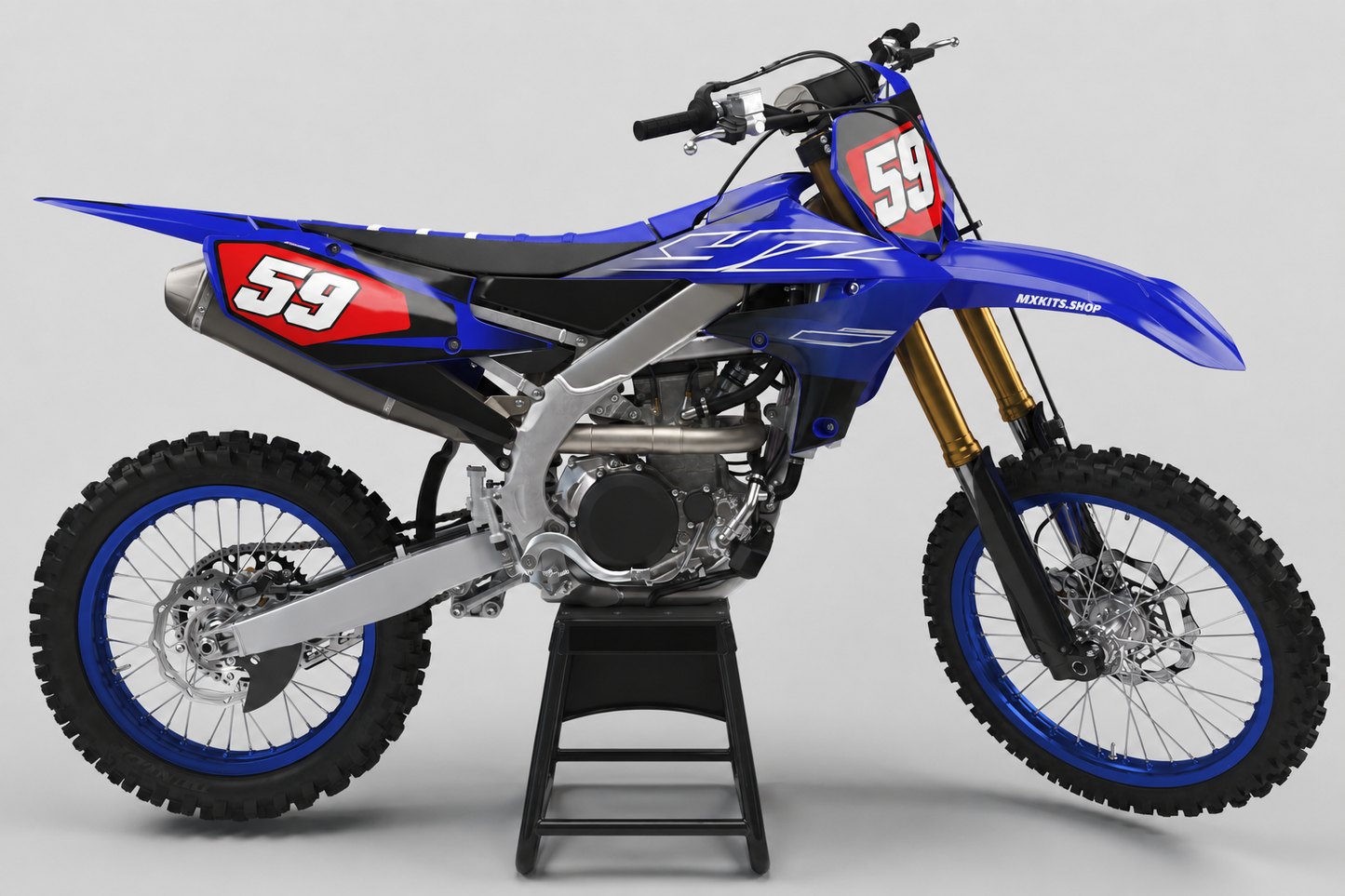 Sponsorfreies blaues Yamaha Motocross-Motorrad mit Redline Crest Dekor in Rot und Weiß, MXKITS.SHOP-Schriftzug und Startnummer 59