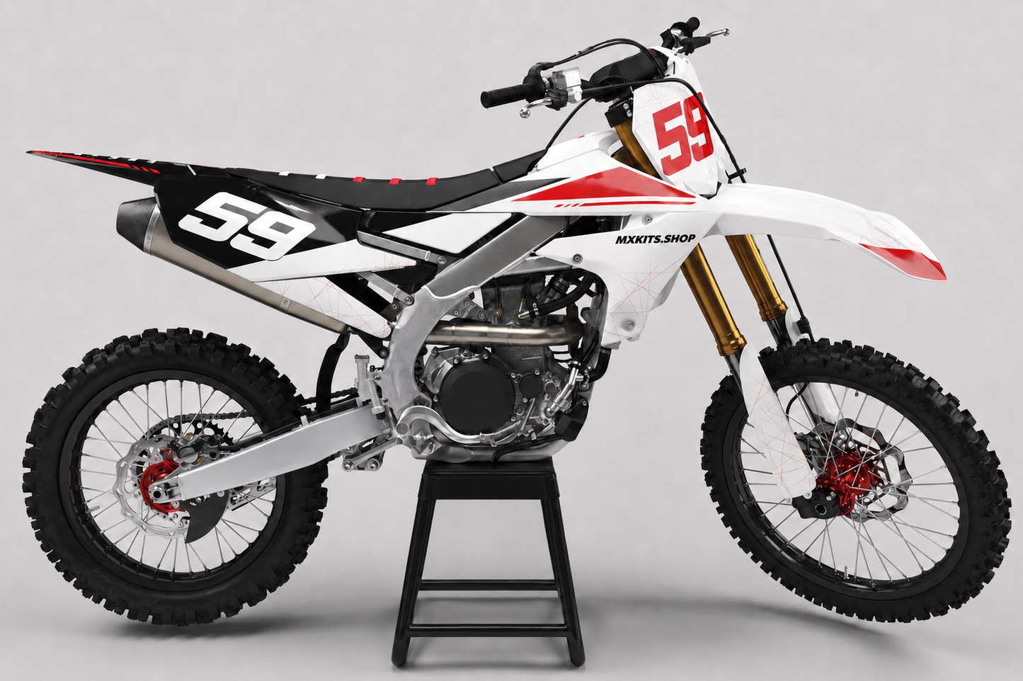 Yamaha Motocross-Motorrad ohne Sponsorenlogos in Weiß, Schwarz und Rot mit dem Motocross-Dekor „Redline Lattice“, MXKITS.SHOP-Schriftzug und Startnummer 59