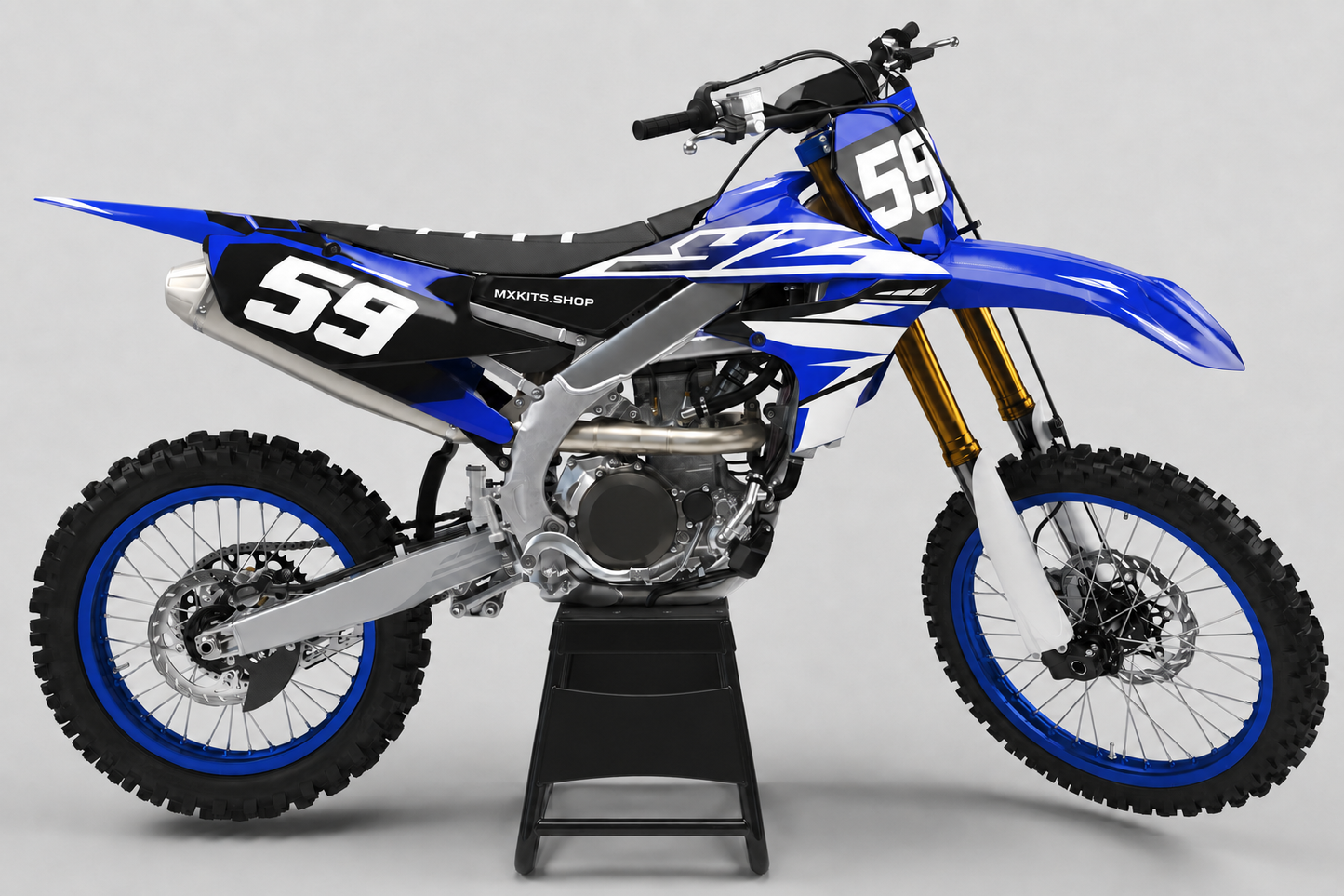 Königsblaues, weißes und schwarzes Yamaha Motocross-Dekor-Kit an einem Motocross-Motorrad in Seitenansicht mit Startnummer 59 und MXKITS.SHOP-Schriftzug