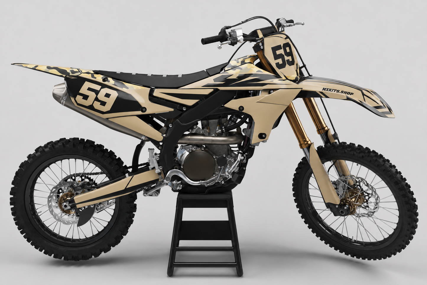 Beige-schwarzes Yamaha-Motocross-Motorrad ohne Sponsorenlogos mit Sahara-Crest-Camouflage-Dekor, MXKITS.SHOP-Logo und Startnummer 59