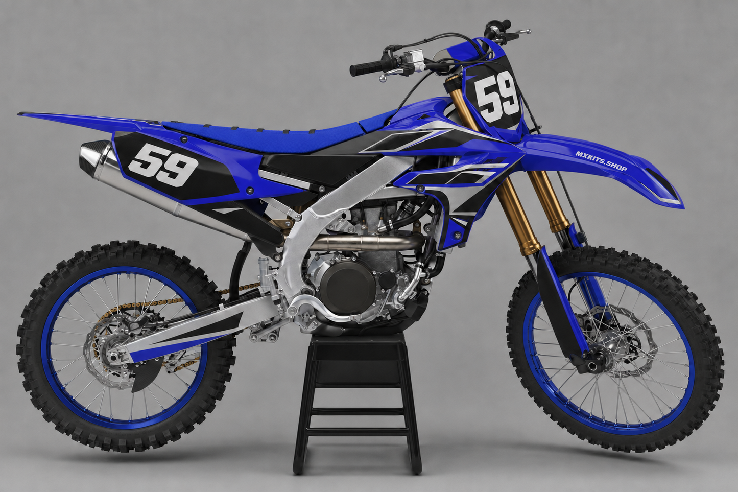 Königsblaues Yamaha-Motocross-Motorrad ohne Sponsorenlogos mit schwarz-silbernem Sapphire-Shift-Dekor, MXKITS.SHOP-Logo und Startnummer 59