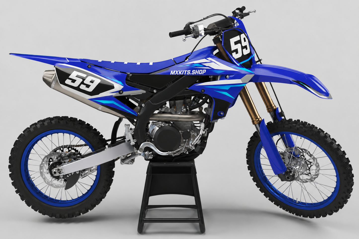 Yamaha Motocross-Motorrad in Seitenansicht mit individuellem Motocross-Dekor-Kit in Blau, Weiß und Cyan sowie Startnummer 59