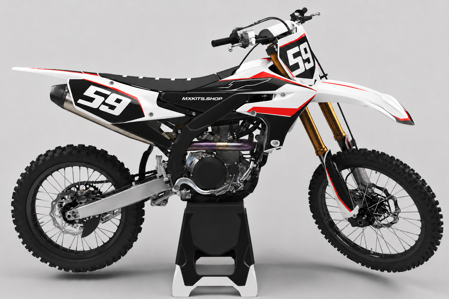Yamaha-Motocross-Motorrad in Weiß, Schwarz und Rot ohne Sponsorenlogos mit Dekor „Scarlet Vector“, MXKITS.SHOP-Logo und Startnummer 59