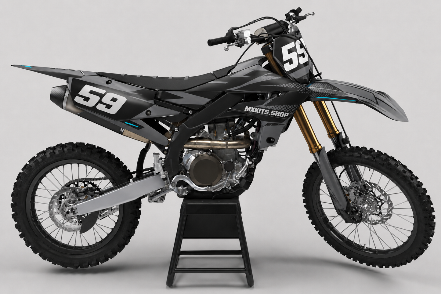 Yamaha Motocross-Motorrad ohne Sponsorenlogos in Anthrazitgrau mit dezent cyanfarbenem Motocross-Dekor „Stealth Matrix“, MXKITS.SHOP-Schriftzug und Startnummer 59