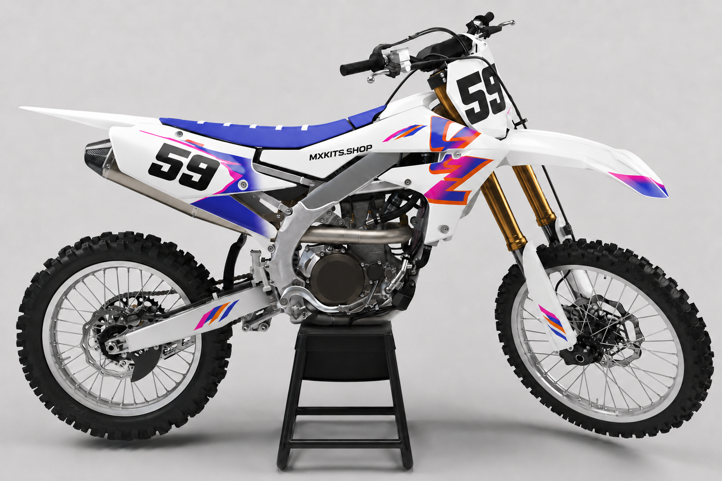 Weißes Yamaha Motocross-Motorrad ohne Sponsorenlogos mit blauem, violettem, pinkfarbenem und orangefarbenem Motocross-Dekor „Sunset Throwback“, MXKITS.SHOP-Schriftzug und Startnummer 59
