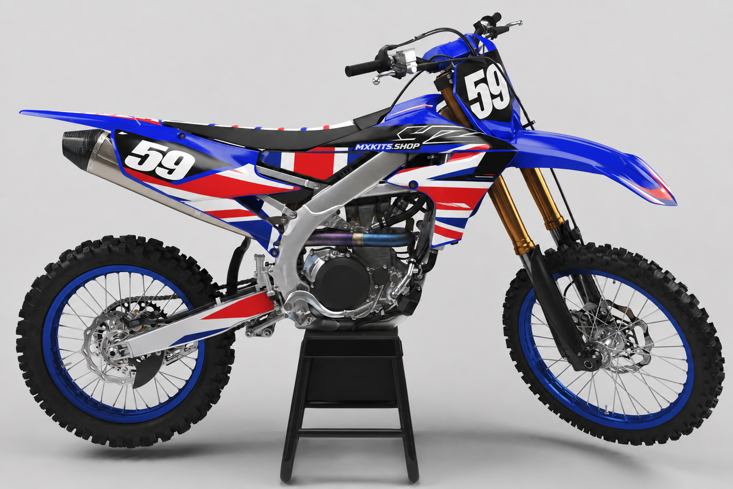 Rotes, weißes und blaues Yamaha Motocross-Dekor-Kit an einem vollständig seitlich dargestellten Motorrad mit Startnummer 59