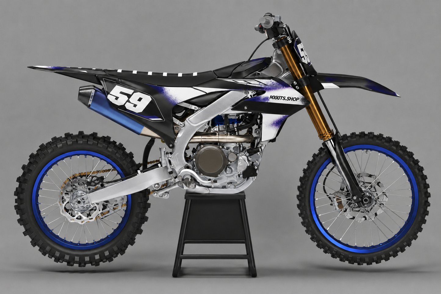Yamaha Motocross-Motorrad ohne Sponsorenlogos in Anthrazit, Schwarz, Weiß und Violett mit dem Motocross-Dekor „Violet Haze“, MXKITS.SHOP-Schriftzug und Startnummer 59