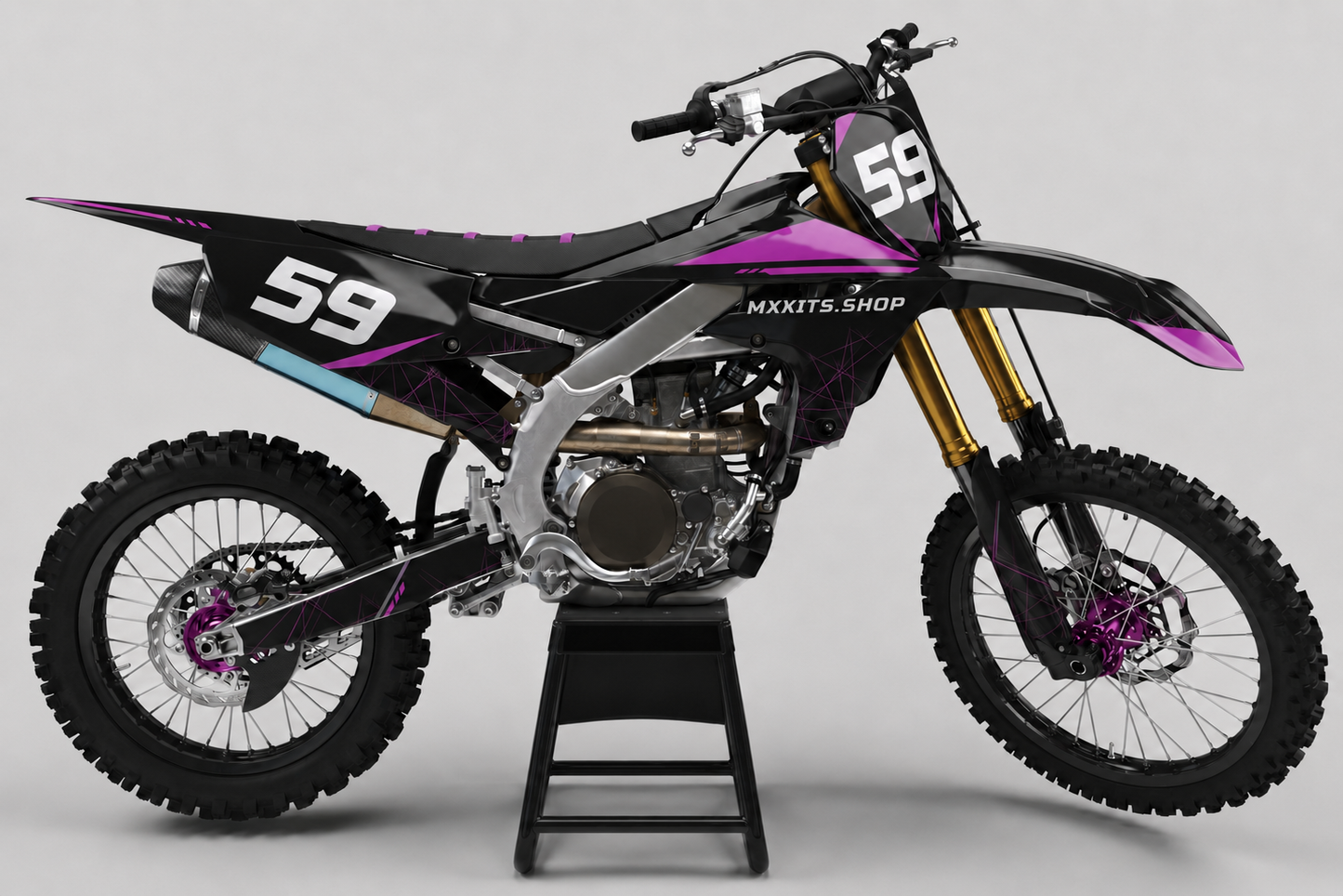 Schwarzes Yamaha Motocross-Motorrad ohne Sponsorenlogos mit violettem und purpurfarbenem Motocross-Dekor „Mesh“, MXKITS.SHOP-Schriftzug und Startnummer 59