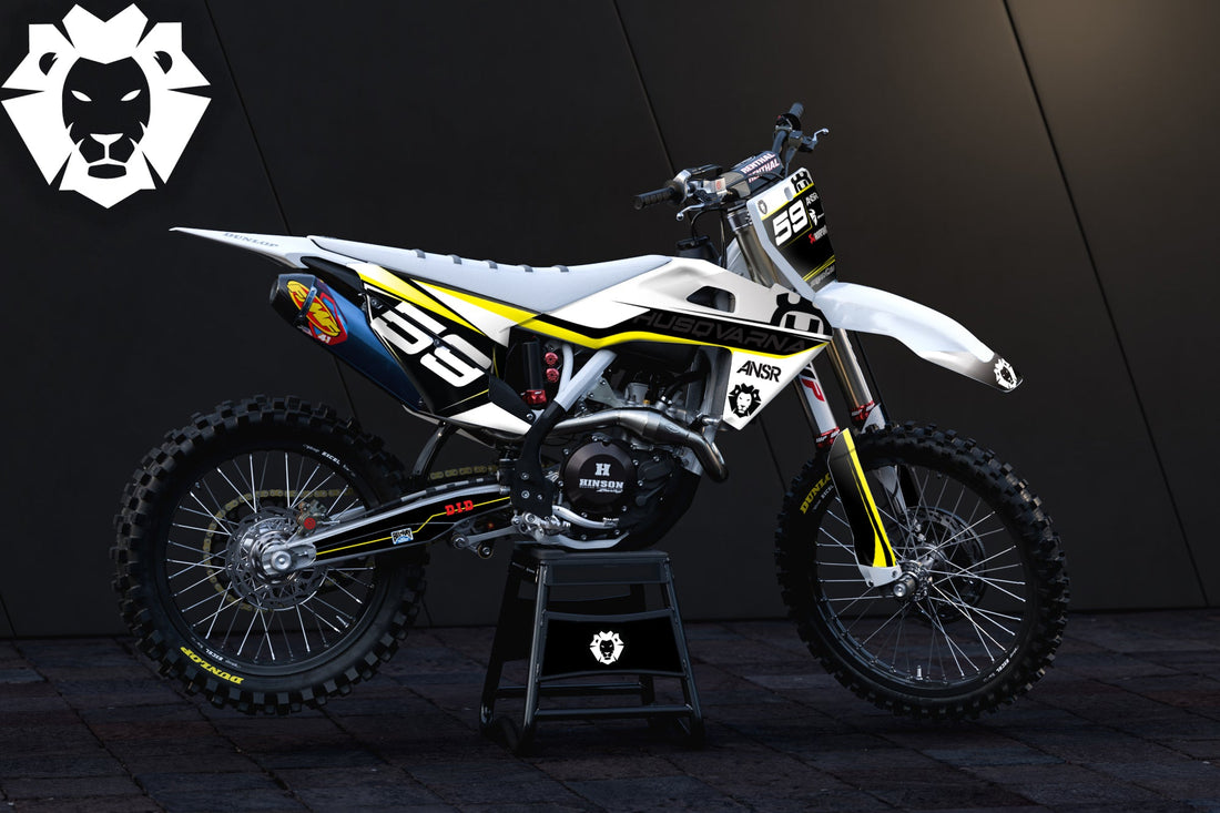 Husqvarna Motocross-Motorrad mit schwarzem Stealth-Dekor-Kit