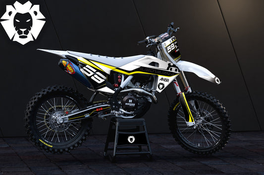 Husqvarna Motocross-Motorrad mit schwarzem Stealth-Dekor-Kit