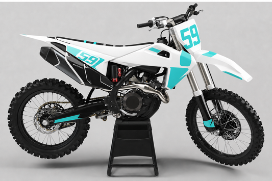 Weißes, schwarzes und blaugrünes Husqvarna Motocross-Dekor-Kit mit Startnummer 59 auf einem schlichten schwarzen Motorradständer