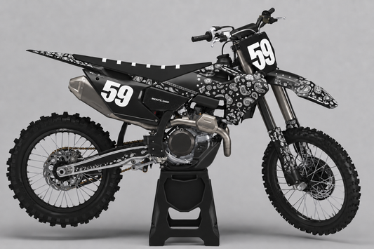 Individuelles schwarz-weißes Husqvarna-MX-Dekor mit Paisleymuster und Startnummer 59 auf der vorderen Startnummerntafel und dem hinteren Seitenteil
