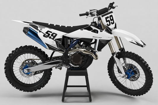 Schwarz-weißes Husqvarna-Motocross-Dekor im Pinselstrichstil mit Startnummer 59, dezenten Palmenmotiven und blauem Auspuff