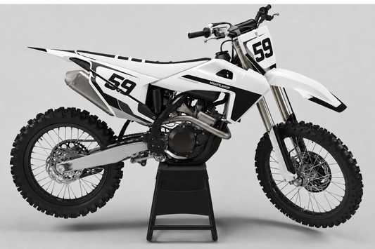 Monochromes weiß-schwarzes Husqvarna-Motocross-Dekor mit Startnummer 59 und Verkleidungsteilen mit scharfen Schnittlinien auf schwarzem Ständer