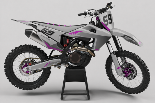 Silberfarbenes, graues und magentafarbenes Husqvarna Motocross-Dekor mit Startnummer 59 und markanten Streifendetails