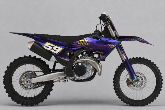 KTM Zickzack-Dekor in Violett mit Startnummer 59 an der richtigen Position der hinteren Seitenverkleidung