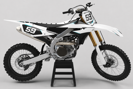 Yamaha-Motocross-Motorrad in Weiß, Schwarz und Cyan ohne Sponsorenlogos mit Dekor „Arctic Trace“, MXKITS.SHOP-Logo und Startnummer 59