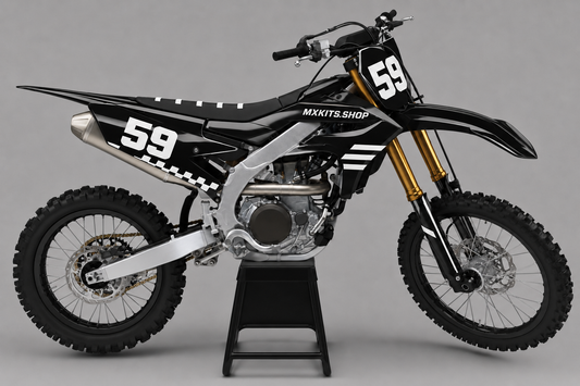 Glänzend schwarzes Yamaha Motocross-Motorrad ohne Sponsorenlogos mit weißem Motocross-Dekor „Trackline“, MXKITS.SHOP-Schriftzug und Startnummer 59