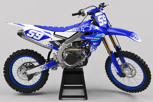 Blaues und weißes Yamaha Motocross-Dekor-Kit mit Bruchmuster an einem Motorrad in Seitenansicht mit Startnummer 59