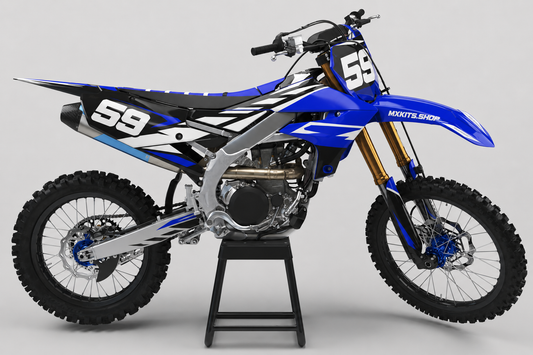 Blau-schwarz-weißes Yamaha-Motocross-Motorrad ohne Sponsorenlogos mit kantigem Blue-Static-Dekor, MXKITS.SHOP-Logo und Startnummer 59