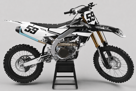 Yamaha Motocross-Motorrad ohne Sponsorenlogos in Schwarz und Weiß mit dem Motocross-Dekor „Frost Fracture“, MXKITS.SHOP-Schriftzug und Startnummer 59