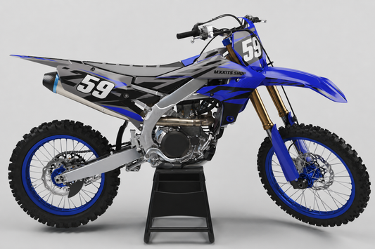 Yamaha-Motocross-Motorrad in Grau, Schwarz und Blau ohne Sponsorenlogos mit Dekor „Granite Pulse“, MXKITS.SHOP-Logo und Startnummer 59