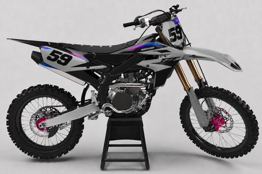 Graphitgraues Yamaha Motocross-Motorrad mit dezenten violetten und blauen Akzenten, magentafarbenen Radnaben und Startnummer 59